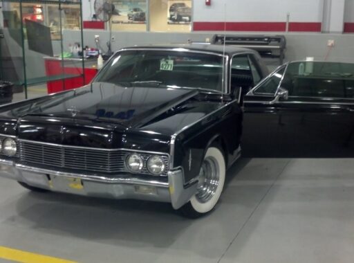 1966_Lincoln_Continental_2